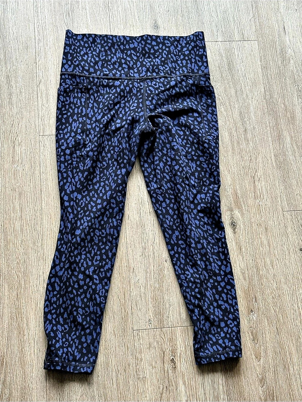 Athleta Salutation Stash Pocket II Printed 7/8 Tight Blue & Black